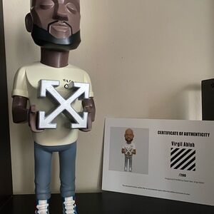 Off-White Figurine with Silver Arrows